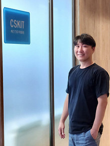 대표 조승기, 몽골 사무실 CSKIT 간판 옆